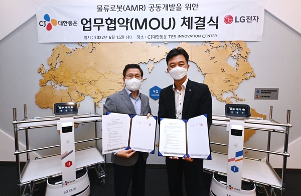 김경훈 CJ대한통운 TES물류기술연구소장(오른쪽)과 장익환 LG전자 BS사업본부장(왼쪽)이 15일 오후 경기 화성시 동탄 CJ대한통운 TES이노베이션센터에서 열린 업무협약 체결 후 기념촬영을 하고 있다. ⓒCJ대한통운