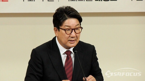 국민의힘 태영호 의원의 주최로 13일 오전 서울 여의도 국회 의원회관 제2소회의실에서 열린 윤석열 정부 국정과제 '북한인권재단 설립을 위한 정책 제언 대토론회에서 국민의힘 권성동 원내대표가 축사를 하고 있다. 사진 / 김기범 기자