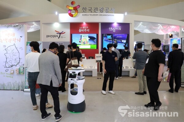 관람객들이 참가부스를 방문하고 있다. [사진 / 오훈 기자]