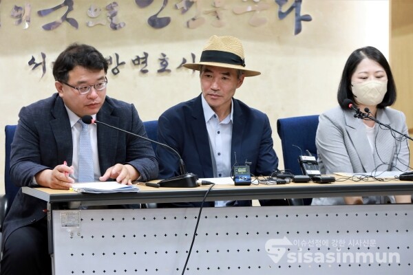 북한군에 피살된 해양수산부 공무원 유족과 법률대리인 김기윤 변호사가 기자회견을 하고 있다. [사진 /오훈 기자]