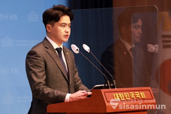 오영환 원내대변인이 브리핑을 하고 있다. [사진 /오훈 기자]