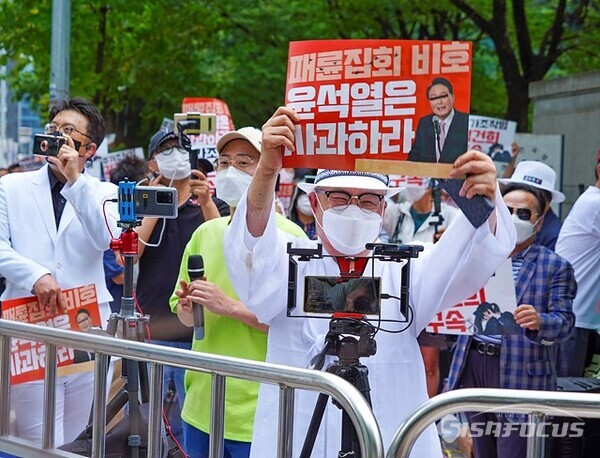 서초구  윤석열 대통령 사저 거너편  인도에서 냄비, 꽹과리 등으로 소음을 내며 시위하고있다. 사진/유우상 기자