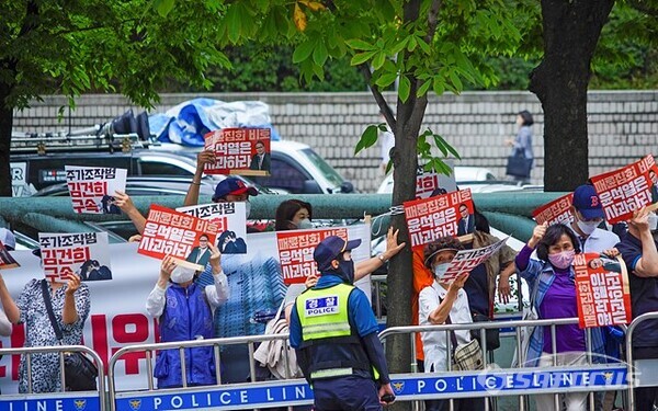 서초구  윤석열 대통령 사저 거너편  인도에서 냄비, 꽹과리 등으로 소음을 내며 시위하고있다. 사진/유우상 기자