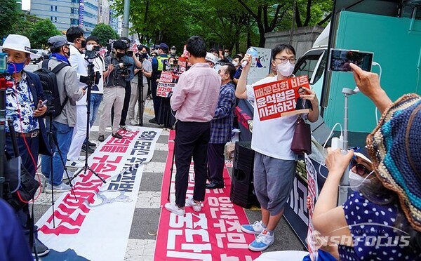 서초구  윤석열 대통령 사저 거너편  인도에서 냄비, 꽹과리 등으로 소음을 내며 시위하고있다. 사진/유우상 기자