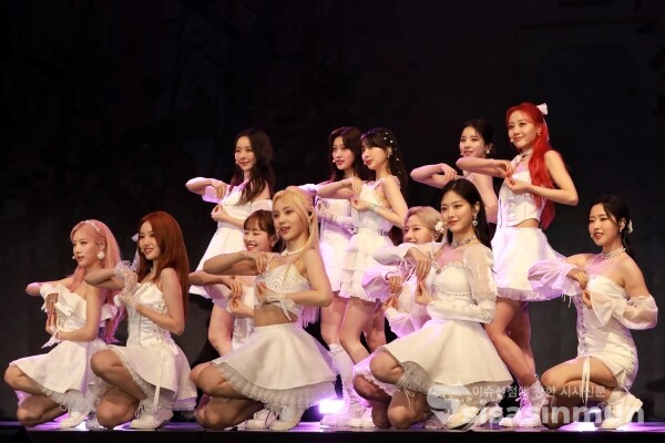 그룹 이달의 소녀가 신곡무대를 선보이고 있다. [사진 /오훈 기자]