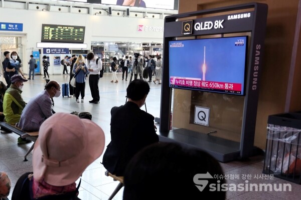 시민들이 ‘누리호’ 2차 발사 장면을 시청하고 있다.