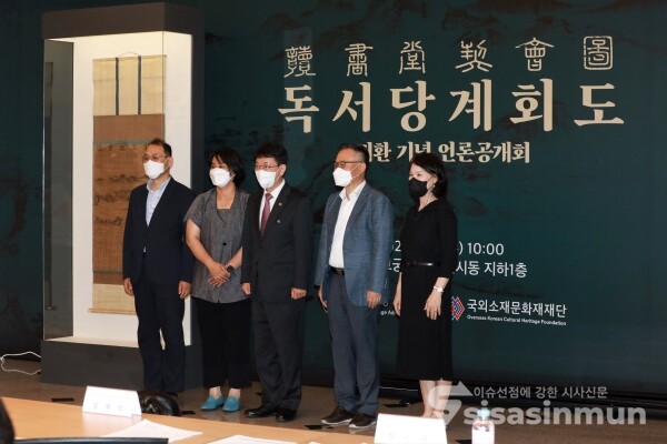 환수된 16세기 회화 '독서당계회도'를 언론에 공개하고 있다. [사진 /오훈 기자]