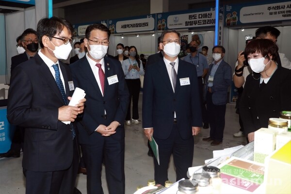 김인중 농림축산식품부 차관이 전시부스를 둘러보고 있다. [사진 / 오훈 기자]