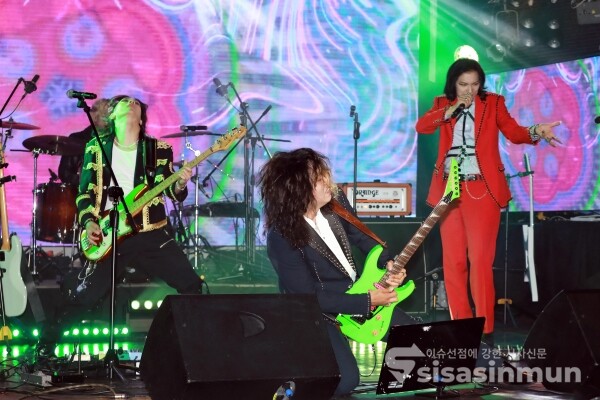 그룹 크랙실버가 신곡무대를 선보이고 있다. [사진 / 오훈 기자]