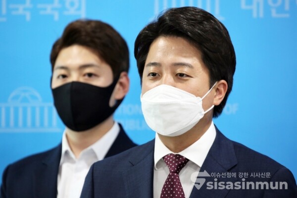 이준석 국민의힘 대표가 취재진의 질문에 답하고 있다.