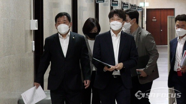 국민의힘 이준석 대표와 박성민 의원이 28일 오전 서울 여의도 국회에서 열린 국민의힘 최고위원회의에 참석하고 있다. 사진 / 권민구 기자