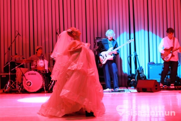 안은미 안무가와 어어부 밴드가 작품을 선보이고 있다. [사진 /오훈 기자]