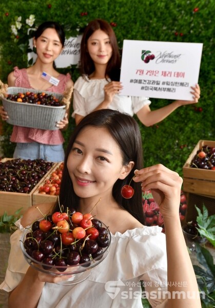 모델들이 여름 제철 과일 워싱턴 체리를 소개하고 있다. [사진 /오훈 기자]