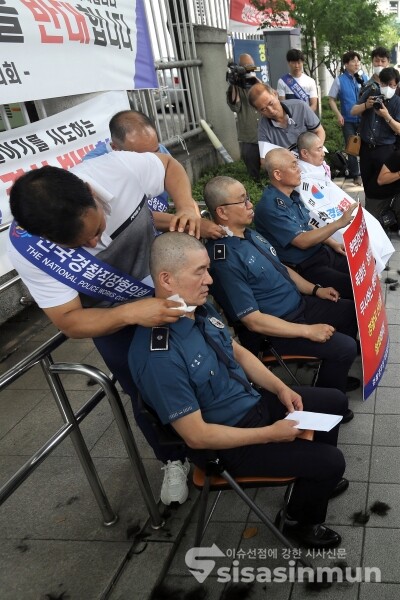 전국경찰직장협의회 회장단 관계자들이 집회를 하고 있다.