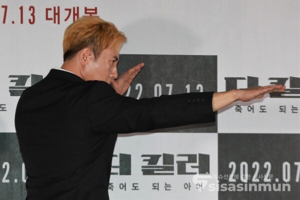 배우 브루스 칸이 포토타임을 가지고 있다. [사진 / 오훈 기자]