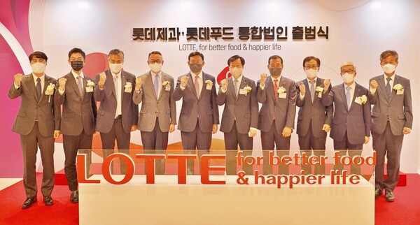 롯데제과와 롯데푸드 통합 법인 공식출범에 앞서 롯데그룹 관계자들이 기념촬영을 하고 있다. ⓒ롯데