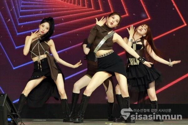 아이리스가 신곡무대를 선보이고 있다. [사진 / 오훈 기자]