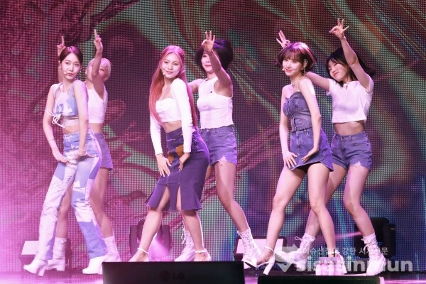 그룹 VIVIZ가 신곡무대를 선보이고 있다. [사진 /오훈 기자]