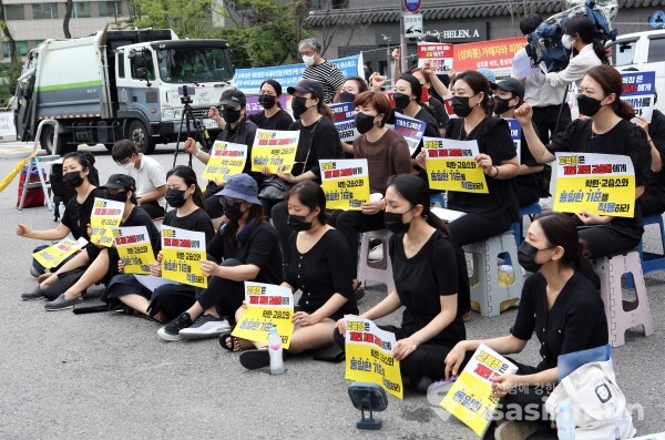 개인과외교습자연합 관계자들이 집회를 하고 있다. [사진 / 오훈 기자]
