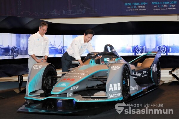 오세훈 서울시장과 제이미 리글 포뮬러E CEO가 경주카 GEN2를 살펴보고 있다. [사진 /오훈 기자]