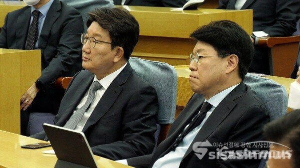 국민의힘 권성동 원내대표와 장제원 의원이 27일 오전 서울 여의도 국회 의원회관 제2소회의실에서 열린 대한민국미래혁신포럼에서 김종인 전 비상대책위원장의 '대한민국 혁신의 길을 묻다' 강연을 경청하고 있다. 사진 / 김기범 기자