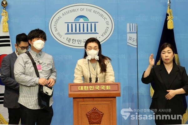 김예지 의원과 시각장애인권리장애연대 회원들이 기자회견을 하고 있다. [사진 /오훈 기자]