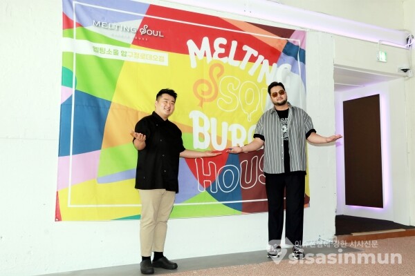 가수 김태우가 포즈를 취하고 있다. [사진 / 오훈 기자]