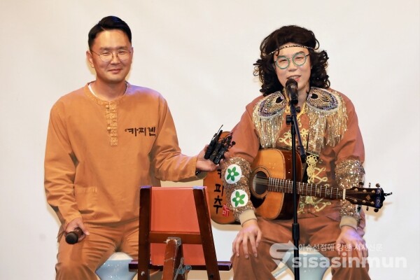 가수 카피추(추대엽)이 취재진의 질문에 답하고 있다. [사진 /오훈 기자]