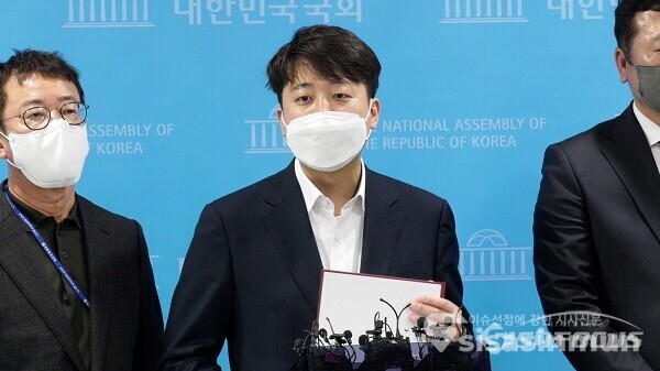 국민의힘 이준석 대표가 18일 오전 서울 여의도 국회 소통관에서 기자회견을 열고 국민의당과 합당 선언 한 뒤 취재진들의 질의에 답하고 있다. 사진 / 김기범 기자