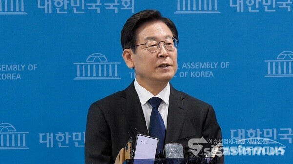 더불어민주당 이재명 의원이 17일 서울 여의도 국회 소통관에서 기자회견을 열고 당 대표 출마 선언을 마친 뒤 취재진의 질문에 답하고 있다. 사진 / 김기범 기자