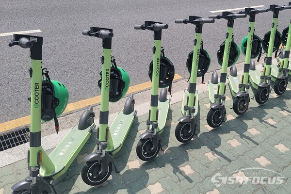 전동킥보드 공유 서비스 플랫폼 지쿠터는 헬멧이 비치된 킥보드를 서비스하고 있다. [사진 / 임솔 기자]