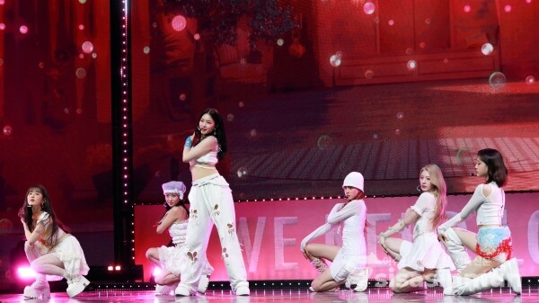 그룹 스테이씨가 신곡무대를 선보이고 있다. [사진 /오훈 기자]