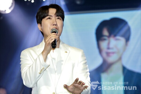 가수 천재원이 신곡무대를 선보이고 있다. [사진 / 오훈 기자]