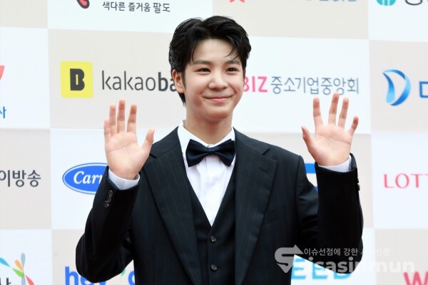 가수 정동원이 포즈를 취하고 있다. [사진 /오훈 기자]