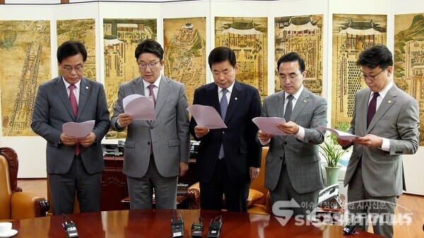 국민의힘 당 대표 직무대행 겸 원내대표와 더불어민주당 박홍근 원내대표가 22일 서울 여의도 국회 국회의장실에서 회동 후 여야 원구성 최종합의, 합의문을 읽고 있다.(왼쪽부터 국민의힘 송언석 원내수석부대표, 권성동 원내대표, 김진표 국회의장, 더불어민주당 박홍근 원내대표, 진성준 원내수석부대표)사진 / 권민구 기자