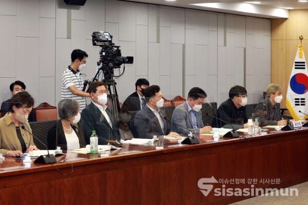 토론회에 참석한 국민의힘 의원들 [사진 / 오훈 기자]