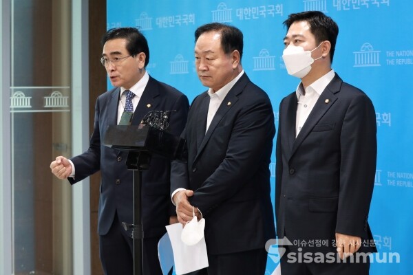 한기호·태영호·지성호 의원이 취재진의 질문에 답하고 있다. [사진 /오훈 기자]