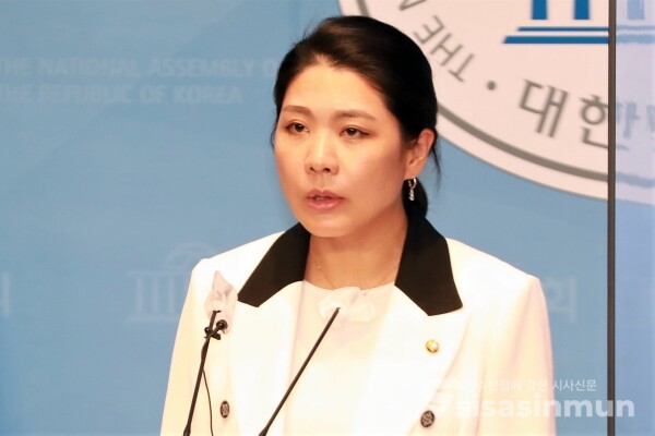 신현영 의원이 논평을 하고 있다. [사진 /오훈 기자]