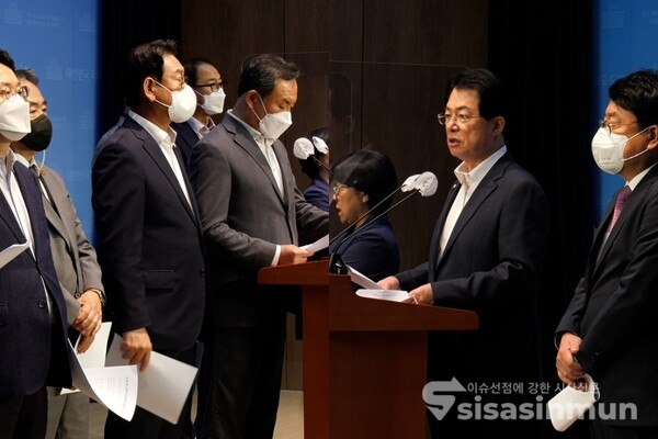 국회 행정안전위원회 소속 민주당 의원들이 윤석열 정부 경찰 장악에 대한 입장문, 경찰청장 인사청문회 관련 기자회견을 하고 있다(좌), 국민의힘 이만희 의원이 행안부 경찰국 신설 관련 기자회견을 하고 있다. 사진 / 권민구(좌), 김기범(우) 기자