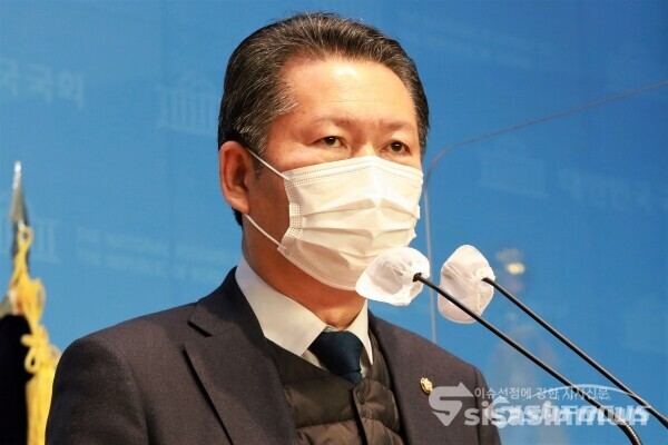 정청래 더불어민주당 의원이 기자회견을 하고 있다. [사진 / 오훈 기자]