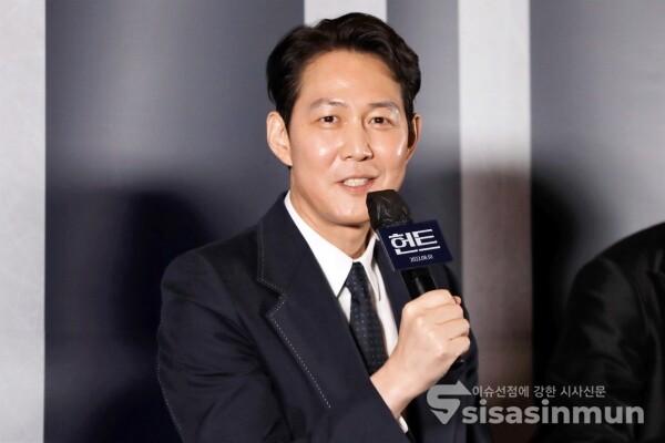 감독 겸 배우 이정재가 인사말을 하고 있다. [사진 / 오훈 기자]