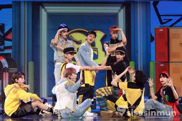 그룹 TO1이 신곡무대를 선보이고 있다. [사진 /오훈 기자]