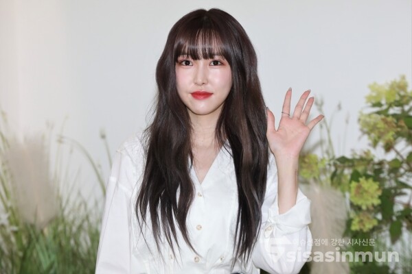 가수 유주가 포토타임을 갖고 있다. [사진 /오훈 기자]