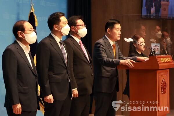 국민의힘 국회 국방위원들이 기자회견을 하고 있다. [사진 /오훈 기자]