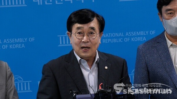 국민의힘 전국위원회 의장을 맡고 있는 서병수 의원이 3일 오후 국회 소통관에서 브리핑을 열고 취재진의 질문에 답하고 있다. 사진 / 김기범 기자