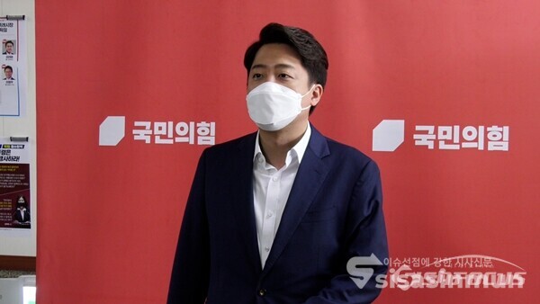 이준석 국민의힘 대표가 4일 최고위원회의 후 백브리핑을 하고 있다. 사진 / 권민구 기자