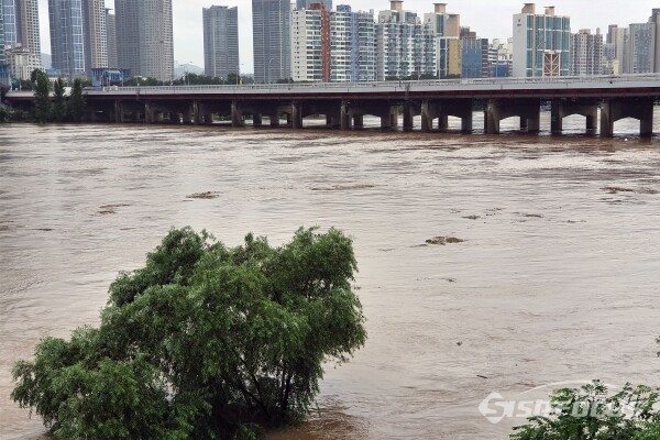이틀 간 집중호우가 지속된 9일 오후 서울 한강대교에서 바라본 한강은 흙탕물로 수위가 올라가 있다. [사진 / 오훈 기자]