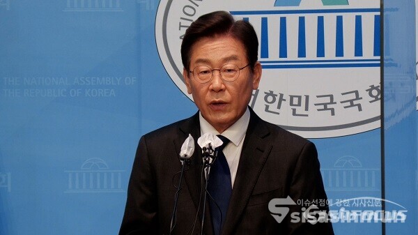 더불어민주당 이재명 의원이 17일 서울 여의도 국회 소통관에서 기자회견을 열고 당 대표 출마 선언을 하고 있다. 사진 / 김기범 기자