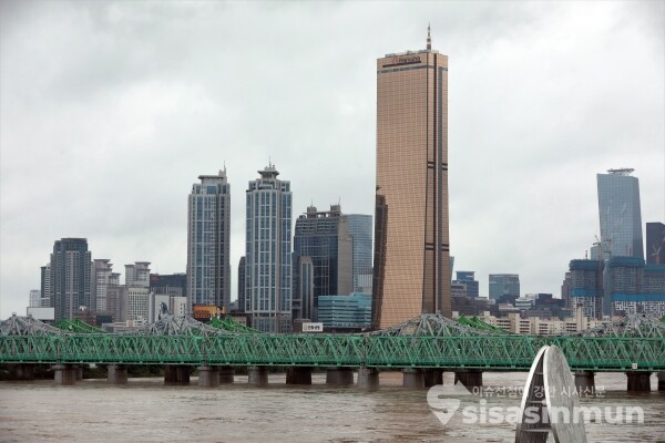 한강철교 아래로 흙탕물이 흐르고 있다.  [사진 / 오훈 기자]