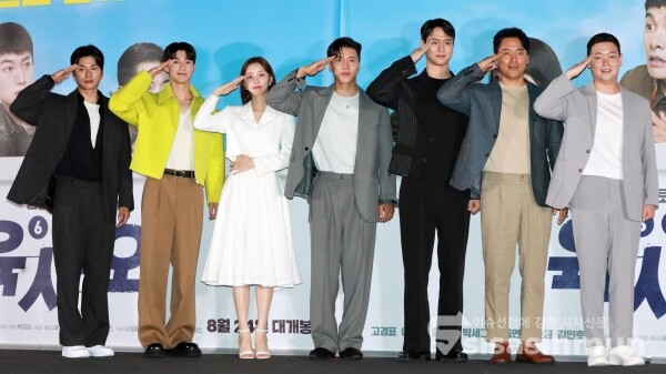 배우 이이경, 곽동연, 박세완, 음문석, 고경표, 이순원, 김민호가 포토타임을 가지고 있다. [사진 / 오훈 기자]